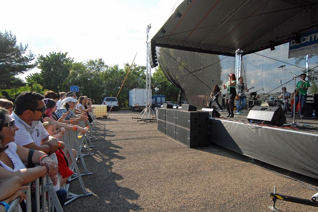Vyhlášením a předáním cen účastníkům soutěží a následným hudebním programem včera večer skončil první ročník Festivalu sportu. Ceny za město Plzeň předávala radní pro sport Irena Rottová, která společně s primátorem Martinem Baxou akci podpořila svoji záštitou. Radní Rottová si navíc vyzkoušela jednu ze sportovních disciplín, střelbu s laserovou pistolí, pod vedením olympijské vítězky a jedné z hlavních organizátorek akce Kateřiny Emmons. (foto: 18.6.2014)