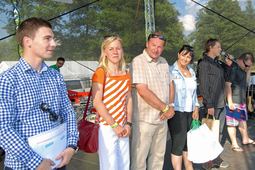 Vyhlášením a předáním cen účastníkům soutěží a následným hudebním programem včera večer skončil první ročník Festivalu sportu. Ceny za město Plzeň předávala radní pro sport Irena Rottová, která společně s primátorem Martinem Baxou akci podpořila svoji záštitou. Radní Rottová si navíc vyzkoušela jednu ze sportovních disciplín, střelbu s laserovou pistolí, pod vedením olympijské vítězky a jedné z hlavních organizátorek akce Kateřiny Emmons. (foto: 18.6.2014)