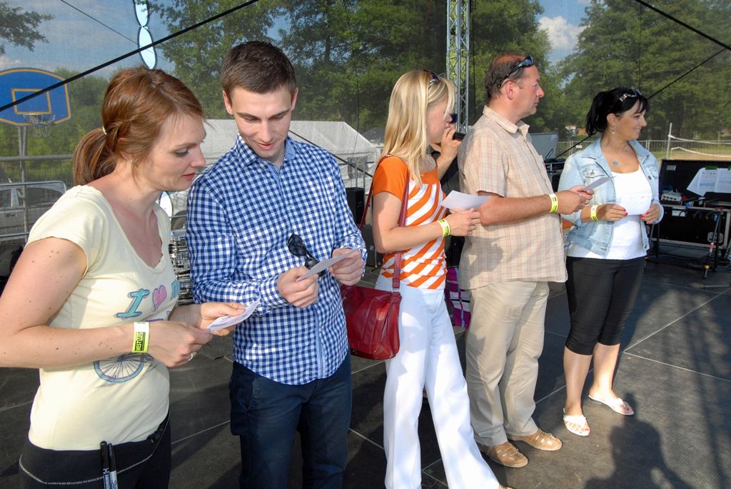 Vyhlášením a předáním cen účastníkům soutěží a následným hudebním programem včera večer skončil první ročník Festivalu sportu. Ceny za město Plzeň předávala radní pro sport Irena Rottová, která společně s primátorem Martinem Baxou akci podpořila svoji záštitou. Radní Rottová si navíc vyzkoušela jednu ze sportovních disciplín, střelbu s laserovou pistolí, pod vedením olympijské vítězky a jedné z hlavních organizátorek akce Kateřiny Emmons. (foto: 18.6.2014)