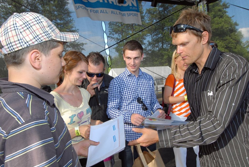Vyhlášením a předáním cen účastníkům soutěží a následným hudebním programem včera večer skončil první ročník Festivalu sportu. Ceny za město Plzeň předávala radní pro sport Irena Rottová, která společně s primátorem Martinem Baxou akci podpořila svoji záštitou. Radní Rottová si navíc vyzkoušela jednu ze sportovních disciplín, střelbu s laserovou pistolí, pod vedením olympijské vítězky a jedné z hlavních organizátorek akce Kateřiny Emmons. (foto: 18.6.2014)