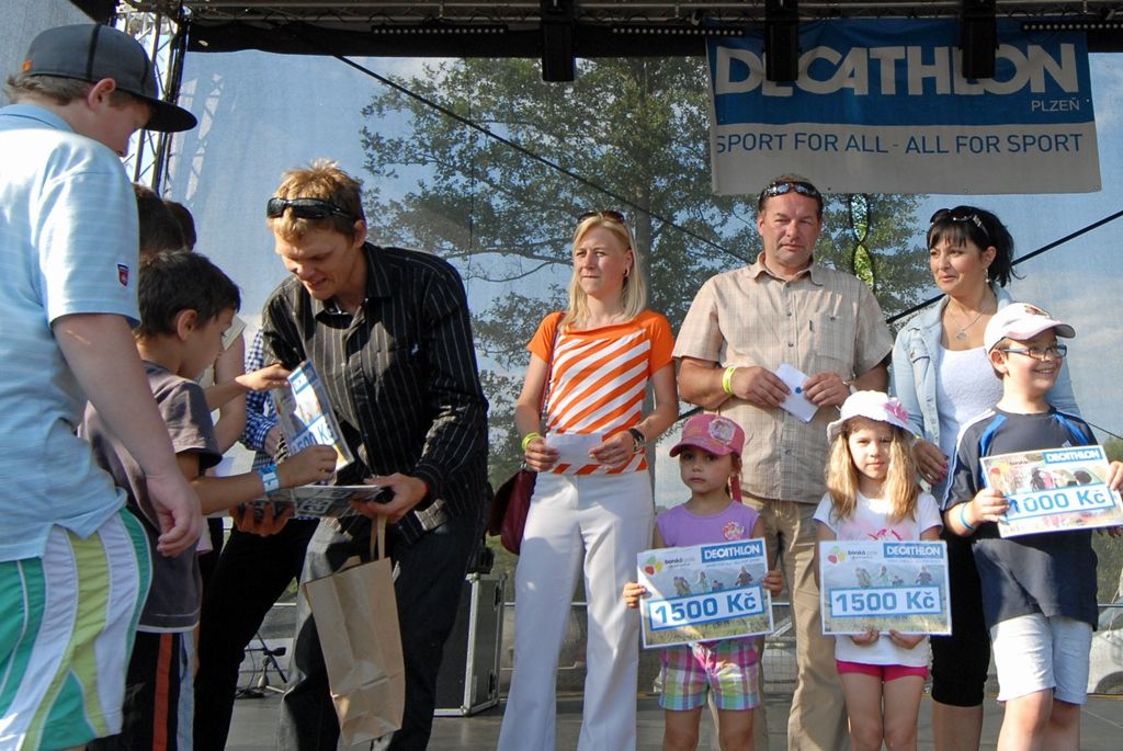 Vyhlášením a předáním cen účastníkům soutěží a následným hudebním programem včera večer skončil první ročník Festivalu sportu. Ceny za město Plzeň předávala radní pro sport Irena Rottová, která společně s primátorem Martinem Baxou akci podpořila svoji záštitou. Radní Rottová si navíc vyzkoušela jednu ze sportovních disciplín, střelbu s laserovou pistolí, pod vedením olympijské vítězky a jedné z hlavních organizátorek akce Kateřiny Emmons. (foto: 18.6.2014)
