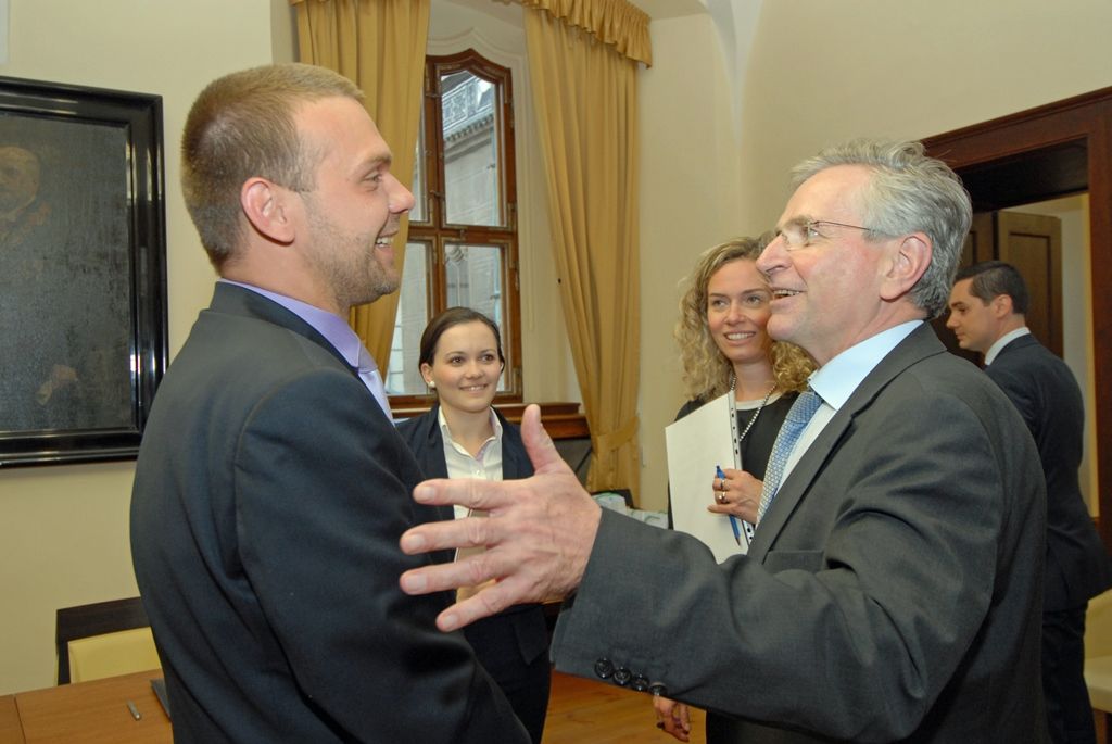 Evropská investiční banka (EIB) a město Plzeň spolu podepsaly smlouvu o úvěru ve výši 650 milionů korun, jehož účelem je financování infrastrukturních projektů města v oblastech dopravy, ochrany životního prostředí, vzdělávání, kulturního dědictví a dalších městských služeb. (foto: 19.6.2014)