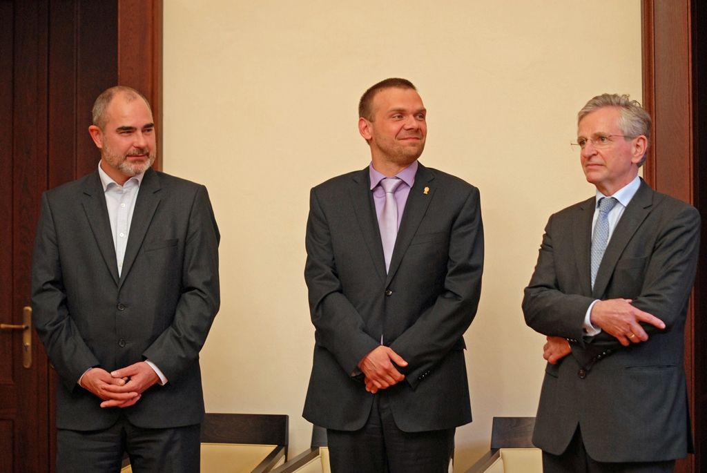 Evropská investiční banka (EIB) a město Plzeň spolu podepsaly smlouvu o úvěru ve výši 650 milionů korun, jehož účelem je financování infrastrukturních projektů města v oblastech dopravy, ochrany životního prostředí, vzdělávání, kulturního dědictví a dalších městských služeb. (foto: 19.6.2014)