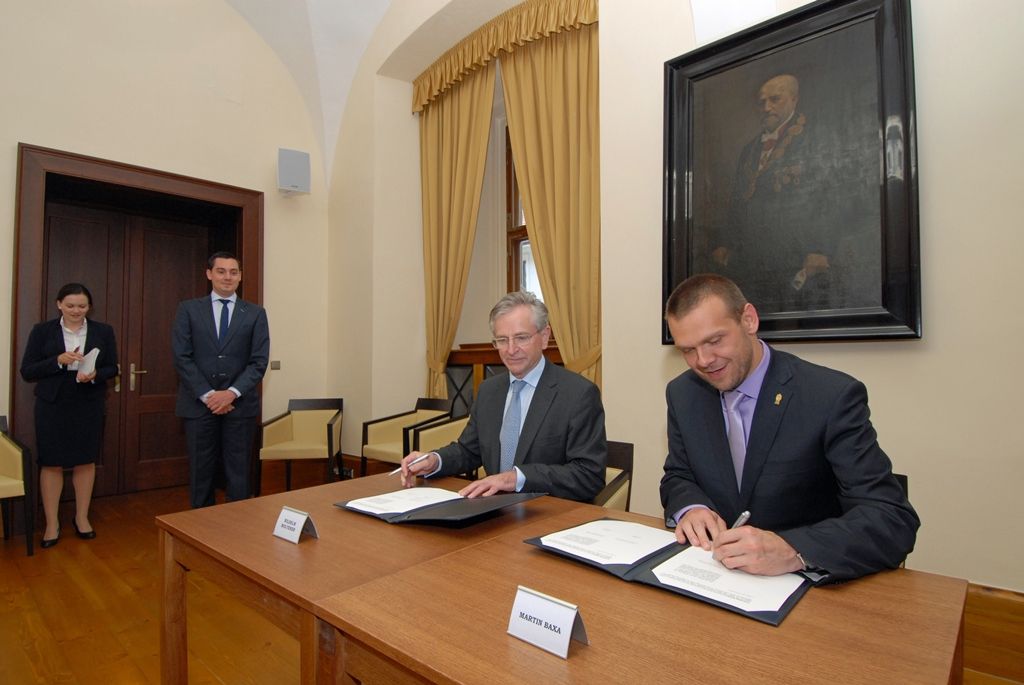 Evropská investiční banka (EIB) a město Plzeň spolu podepsaly smlouvu o úvěru ve výši 650 milionů korun, jehož účelem je financování infrastrukturních projektů města v oblastech dopravy, ochrany životního prostředí, vzdělávání, kulturního dědictví a dalších městských služeb. (foto: 19.6.2014)