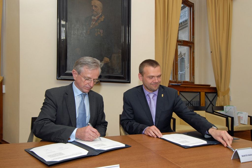 Evropská investiční banka (EIB) a město Plzeň spolu podepsaly smlouvu o úvěru ve výši 650 milionů korun, jehož účelem je financování infrastrukturních projektů města v oblastech dopravy, ochrany životního prostředí, vzdělávání, kulturního dědictví a dalších městských služeb. (foto: 19.6.2014)