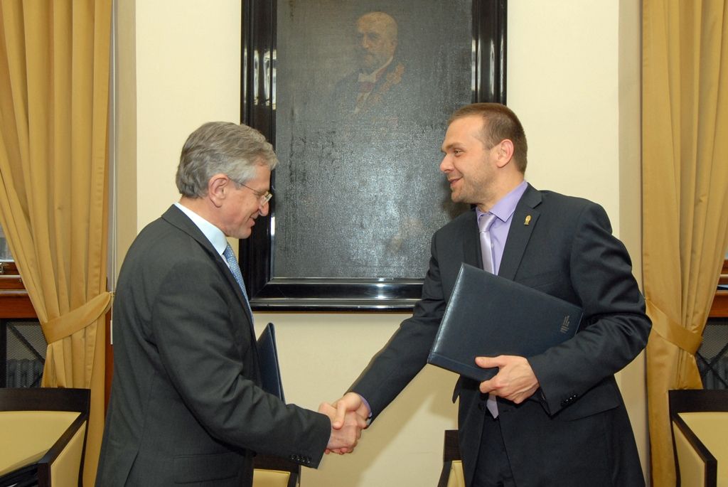 Evropská investiční banka (EIB) a město Plzeň spolu podepsaly smlouvu o úvěru ve výši 650 milionů korun, jehož účelem je financování infrastrukturních projektů města v oblastech dopravy, ochrany životního prostředí, vzdělávání, kulturního dědictví a dalších městských služeb. (foto: 19.6.2014)