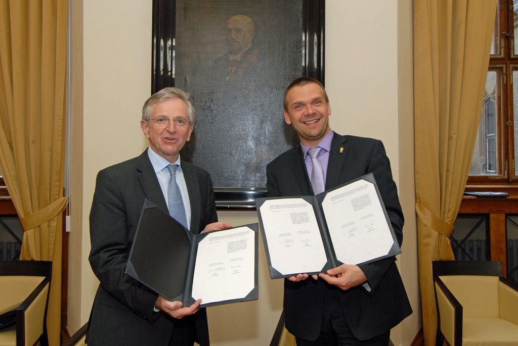 Evropská investiční banka (EIB) a město Plzeň spolu podepsaly smlouvu o úvěru ve výši 650 milionů korun, jehož účelem je financování infrastrukturních projektů města v oblastech dopravy, ochrany životního prostředí, vzdělávání, kulturního dědictví a dalších městských služeb. (foto: 19.6.2014)