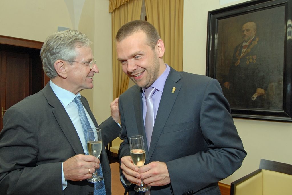 Evropská investiční banka (EIB) a město Plzeň spolu podepsaly smlouvu o úvěru ve výši 650 milionů korun, jehož účelem je financování infrastrukturních projektů města v oblastech dopravy, ochrany životního prostředí, vzdělávání, kulturního dědictví a dalších městských služeb. (foto: 19.6.2014)