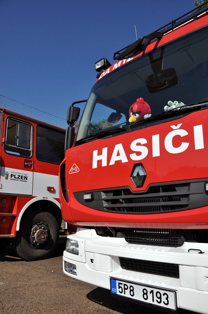 Složky integrovaného záchranného systému se v letošním roce sešly již v červnu a v parku za obchodním centrem Plaza uspořádaly Plzeňský den s IZS. Hasiči dobrovolní i profesionální, policisté, městští strážníci, zdravotní záchranáři, vojáci, celníci, ale i zástupci horské služby, vodní záchranné služby, Českého červeného kříže a Bílého kruhu bezpečí prezentují svou práci již pošesté. (foto: 24.6.2014)