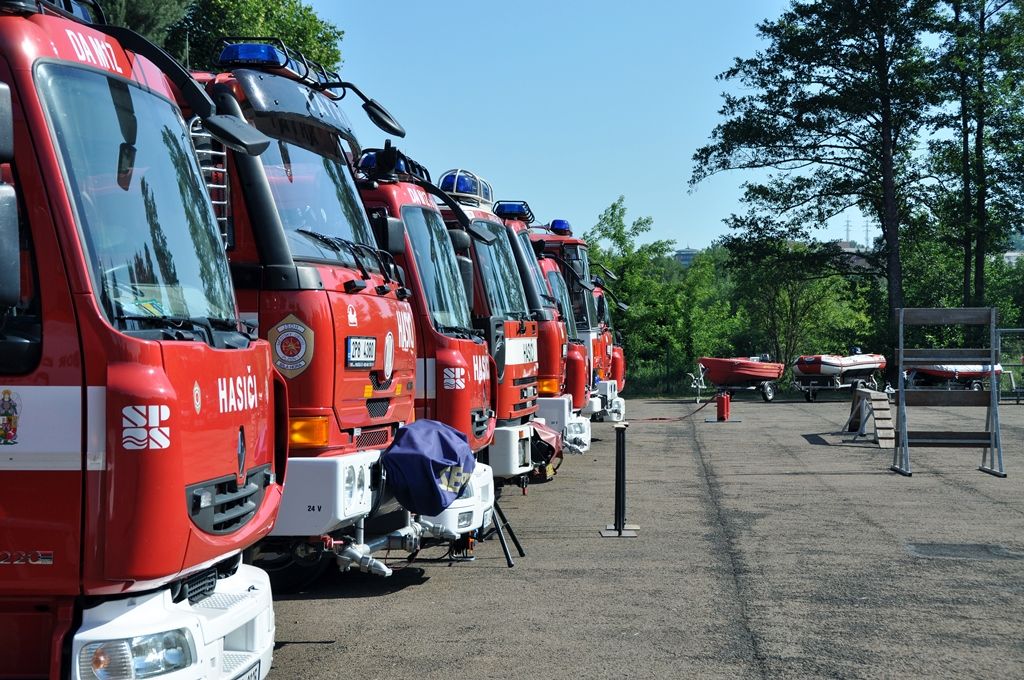 Složky integrovaného záchranného systému se v letošním roce sešly již v červnu a v parku za obchodním centrem Plaza uspořádaly Plzeňský den s IZS. Hasiči dobrovolní i profesionální, policisté, městští strážníci, zdravotní záchranáři, vojáci, celníci, ale i zástupci horské služby, vodní záchranné služby, Českého červeného kříže a Bílého kruhu bezpečí prezentují svou práci již pošesté. (foto: 24.6.2014)