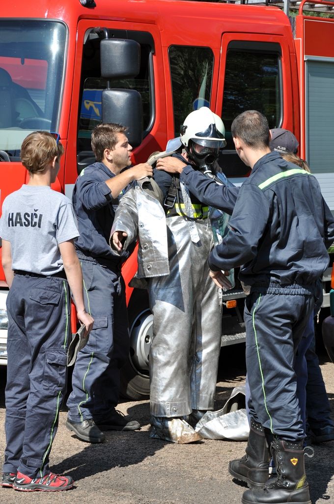 Složky integrovaného záchranného systému se v letošním roce sešly již v červnu a v parku za obchodním centrem Plaza uspořádaly Plzeňský den s IZS. Hasiči dobrovolní i profesionální, policisté, městští strážníci, zdravotní záchranáři, vojáci, celníci, ale i zástupci horské služby, vodní záchranné služby, Českého červeného kříže a Bílého kruhu bezpečí prezentují svou práci již pošesté. (foto: 24.6.2014)