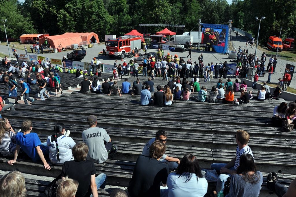 Složky integrovaného záchranného systému se v letošním roce sešly již v červnu a v parku za obchodním centrem Plaza uspořádaly Plzeňský den s IZS. Hasiči dobrovolní i profesionální, policisté, městští strážníci, zdravotní záchranáři, vojáci, celníci, ale i zástupci horské služby, vodní záchranné služby, Českého červeného kříže a Bílého kruhu bezpečí prezentují svou práci již pošesté. (foto: 24.6.2014)