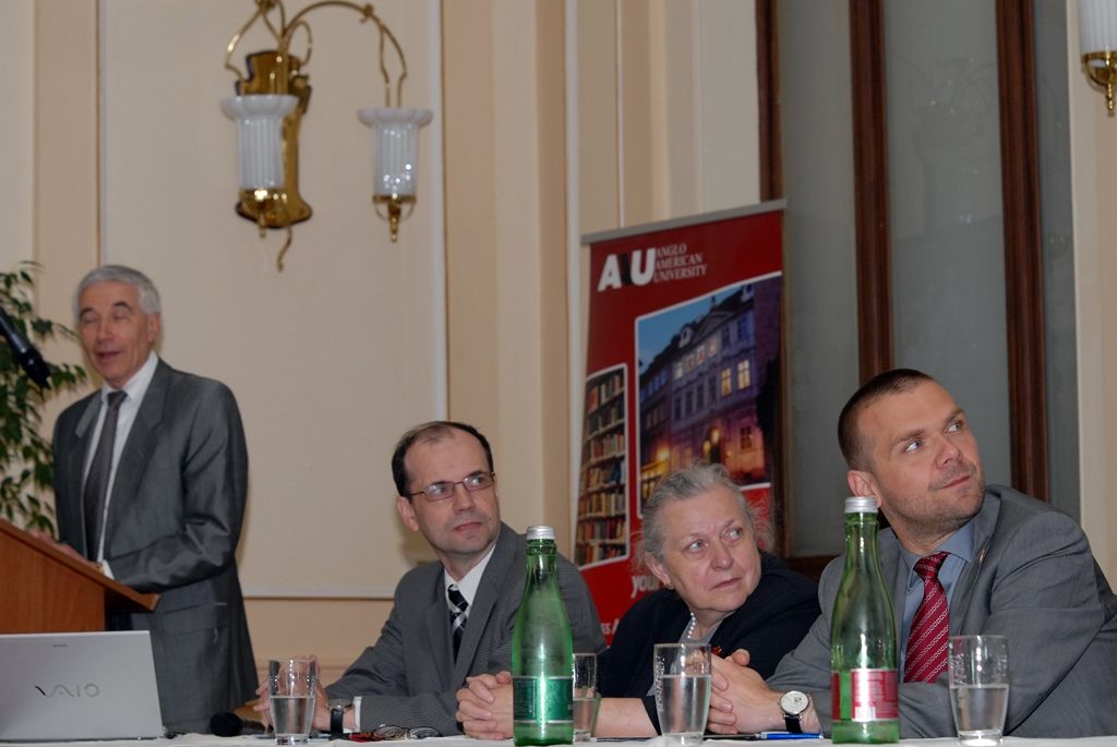 Světový kongres Československé společnosti pro vědy a umění pořádaný Fakultou filozofickou Západočeské univerzity se v těchto dnech koná v Plzni. Město se tak již podruhé na několik dnů stalo hlavním centrem české a slovenské akademické, intelektuální a umělecké elity. Slavnostního zahájení v Měšťanské besedě se zúčastnil primátor Martin Baxa. Hlavním tématem konference jsou „Příspěvky Čechů a Slováků k modernímu světu“. (foto: 30.6.2014)