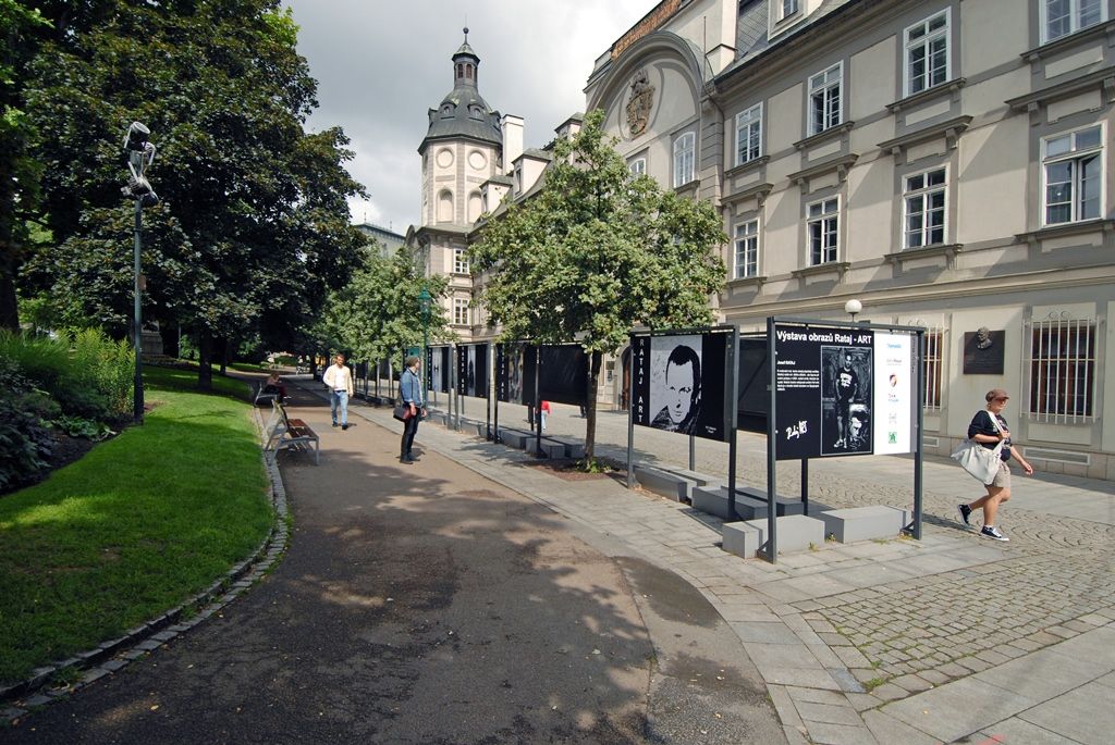 Převážnou část obrazů Josefa Rataje tvoří portréty osobností a abstraktní díla, to vše malované ve stylu pop-art. Ten se zrodil uprostřed 50. let 20. století ve Spojených státech amerických jako reakce mladých výtvarníků na změny v poválečné společnosti. Otevíral umění běžným lidem, nebyl nijak složitý či hluboce duchovní, zdůrazňoval kýčovitost a barevnost obyčejna, byl vírou v ironii i moc image. (foto: 30.6.2014)