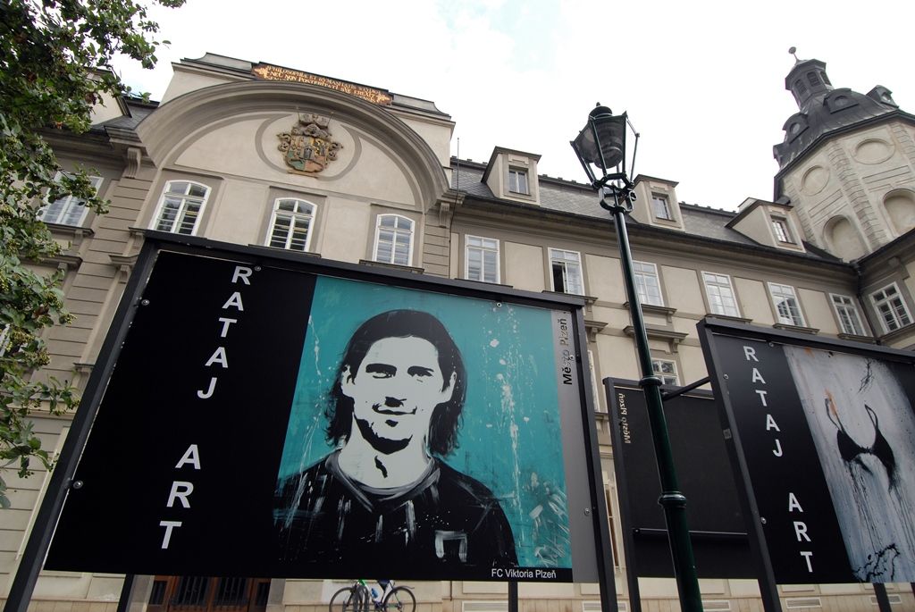 Převážnou část obrazů Josefa Rataje tvoří portréty osobností a abstraktní díla, to vše malované ve stylu pop-art. Ten se zrodil uprostřed 50. let 20. století ve Spojených státech amerických jako reakce mladých výtvarníků na změny v poválečné společnosti. Otevíral umění běžným lidem, nebyl nijak složitý či hluboce duchovní, zdůrazňoval kýčovitost a barevnost obyčejna, byl vírou v ironii i moc image. (foto: 30.6.2014)