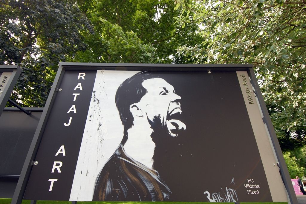 Převážnou část obrazů Josefa Rataje tvoří portréty osobností a abstraktní díla, to vše malované ve stylu pop-art. Ten se zrodil uprostřed 50. let 20. století ve Spojených státech amerických jako reakce mladých výtvarníků na změny v poválečné společnosti. Otevíral umění běžným lidem, nebyl nijak složitý či hluboce duchovní, zdůrazňoval kýčovitost a barevnost obyčejna, byl vírou v ironii i moc image. (foto: 30.6.2014)