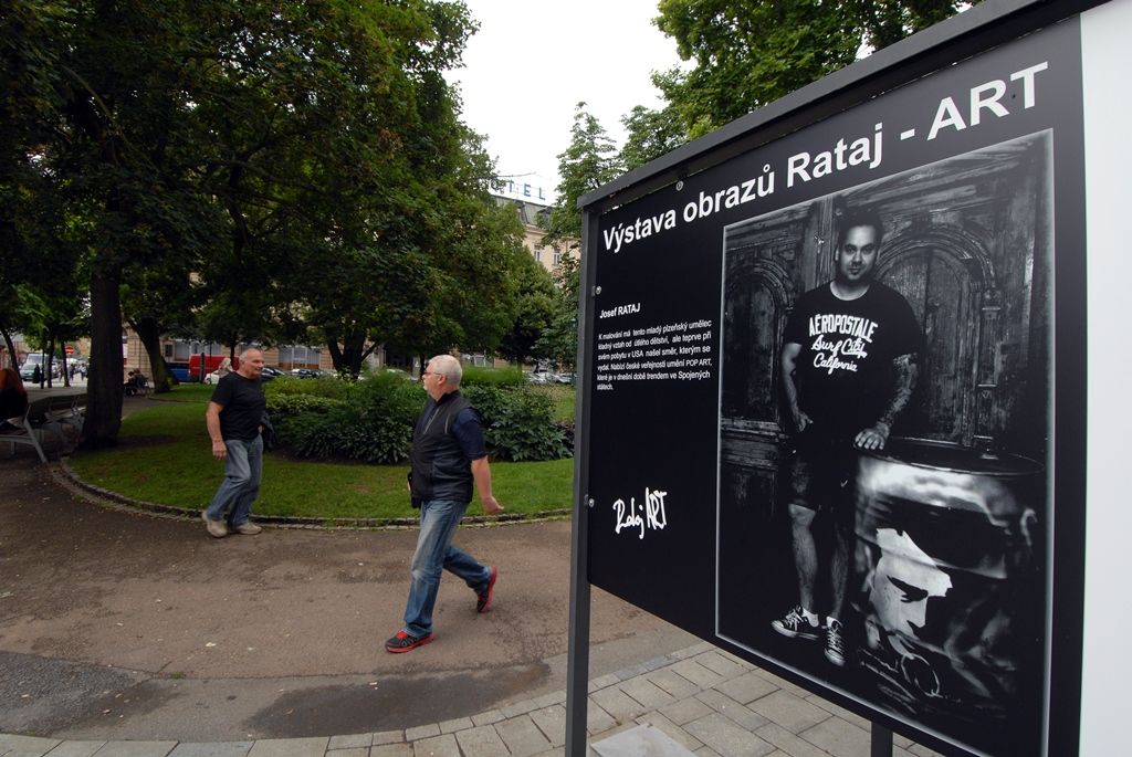 Převážnou část obrazů Josefa Rataje tvoří portréty osobností a abstraktní díla, to vše malované ve stylu pop-art. Ten se zrodil uprostřed 50. let 20. století ve Spojených státech amerických jako reakce mladých výtvarníků na změny v poválečné společnosti. Otevíral umění běžným lidem, nebyl nijak složitý či hluboce duchovní, zdůrazňoval kýčovitost a barevnost obyčejna, byl vírou v ironii i moc image. (foto: 30.6.2014)