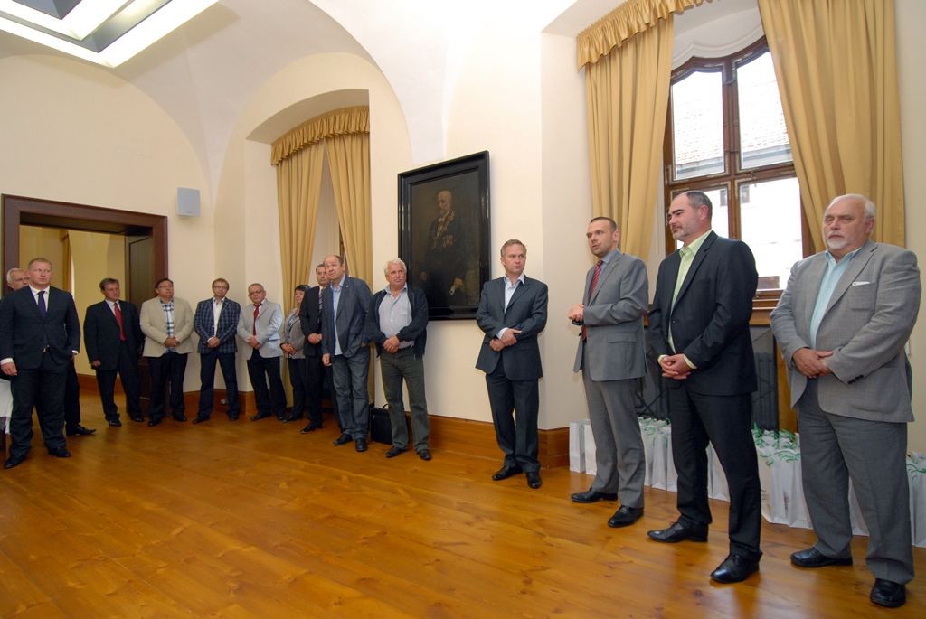 Zástupci Okresní hospodářské komory Plzeňsko se sešli s představiteli města. Dodrželi tak tradici pravidelných diskusí o tématech týkajících se obou stran. Účastníci si vyměnili názory nejen na to, co se ze strany města povedlo, ale i na vylepšení a prohlubování spolupráce a plánů do budoucna. (foto: 30.6.2014)