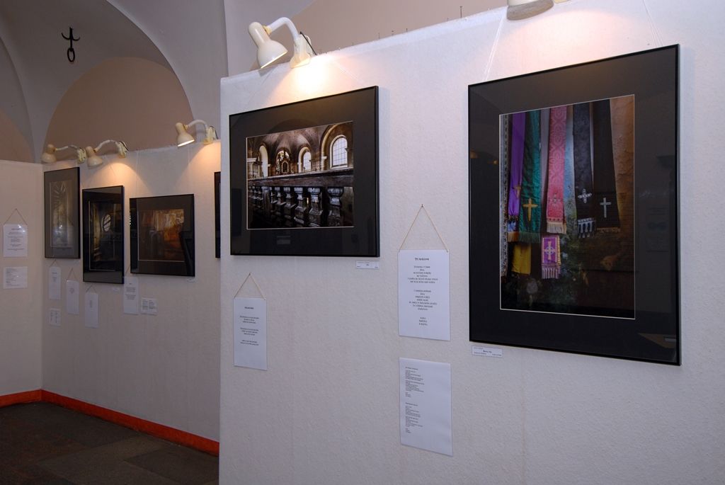 Výstava fotografií s názvem Doteky vzpomínek je v současné době k vidění v mázhauzu plzeňské radnice. Autorkou je Soňa Pikrtová, která se již deset let intenzívně věnuje fotografování. Její snaha o záchranu starého kostelíka na Vidžíně byla inspirací a počátkem nekončící cesty za trochu tajuplnou a magickou atmosférou starobylých a často opuštěných míst. (foto: 30.6.2014)