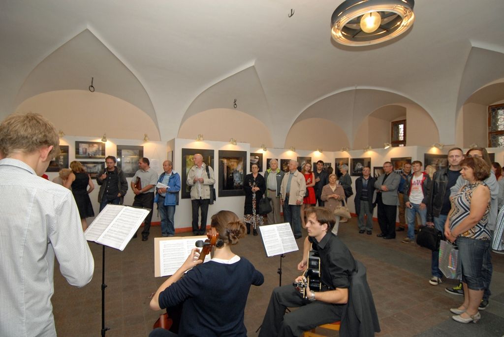 Výstava fotografií s názvem Doteky vzpomínek je v současné době k vidění v mázhauzu plzeňské radnice. Autorkou je Soňa Pikrtová, která se již deset let intenzívně věnuje fotografování. Její snaha o záchranu starého kostelíka na Vidžíně byla inspirací a počátkem nekončící cesty za trochu tajuplnou a magickou atmosférou starobylých a často opuštěných míst. (foto: 30.6.2014)