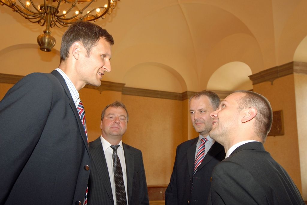 Zástupci týmů basketbalového mistrovství světa žen do 17 let i Mezinárodní a České basketbalové federace přijali pozvání primátora Martina Baxy a společně se sešli v obřadní síni plzeňské radnice. (foto: 3.7.2014)