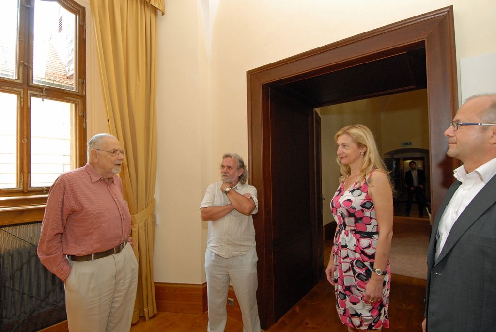 Vilém „Will“ Semler byl se svou manželkou přivítán primátorem Martinem Baxou a jeho náměstkyní Evou Herinkovou na plzeňské radnici. Velmi přátelské a bezprostřední setkání se uskutečnilo u příležitosti cesty manželů Semlerových do Plzně. Účelem návštěvy je prohlídka domu na Klatovské třídě 110, kde Will Semler s rodinou žil do svých patnácti let. Rekonstrukci objektu navrhl na základě koncepce Adolfa Loose jeho žák, architekt Heinrich Kulka. (foto: 7.7.2014)