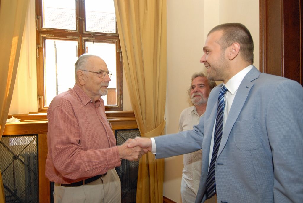 Vilém „Will“ Semler byl se svou manželkou přivítán primátorem Martinem Baxou a jeho náměstkyní Evou Herinkovou na plzeňské radnici. Velmi přátelské a bezprostřední setkání se uskutečnilo u příležitosti cesty manželů Semlerových do Plzně. Účelem návštěvy je prohlídka domu na Klatovské třídě 110, kde Will Semler s rodinou žil do svých patnácti let. Rekonstrukci objektu navrhl na základě koncepce Adolfa Loose jeho žák, architekt Heinrich Kulka. (foto: 7.7.2014)