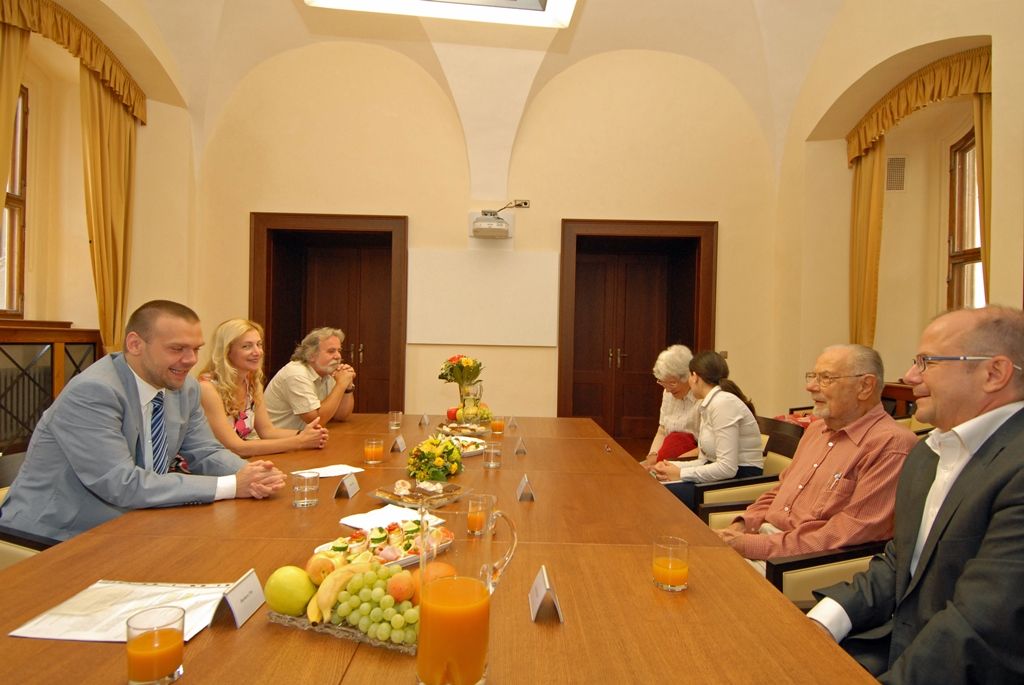 Vilém „Will“ Semler byl se svou manželkou přivítán primátorem Martinem Baxou a jeho náměstkyní Evou Herinkovou na plzeňské radnici. Velmi přátelské a bezprostřední setkání se uskutečnilo u příležitosti cesty manželů Semlerových do Plzně. Účelem návštěvy je prohlídka domu na Klatovské třídě 110, kde Will Semler s rodinou žil do svých patnácti let. Rekonstrukci objektu navrhl na základě koncepce Adolfa Loose jeho žák, architekt Heinrich Kulka. (foto: 7.7.2014)