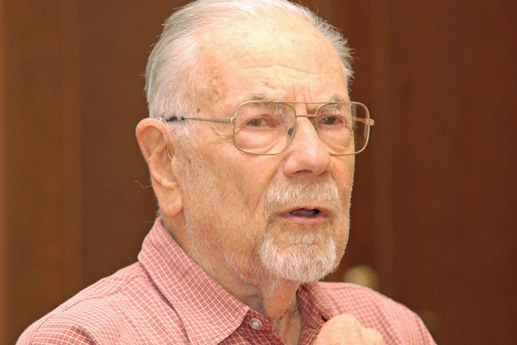 Vilém „Will“ Semler byl se svou manželkou přivítán primátorem Martinem Baxou a jeho náměstkyní Evou Herinkovou na plzeňské radnici. Velmi přátelské a bezprostřední setkání se uskutečnilo u příležitosti cesty manželů Semlerových do Plzně. Účelem návštěvy je prohlídka domu na Klatovské třídě 110, kde Will Semler s rodinou žil do svých patnácti let. Rekonstrukci objektu navrhl na základě koncepce Adolfa Loose jeho žák, architekt Heinrich Kulka. (foto: 7.7.2014)