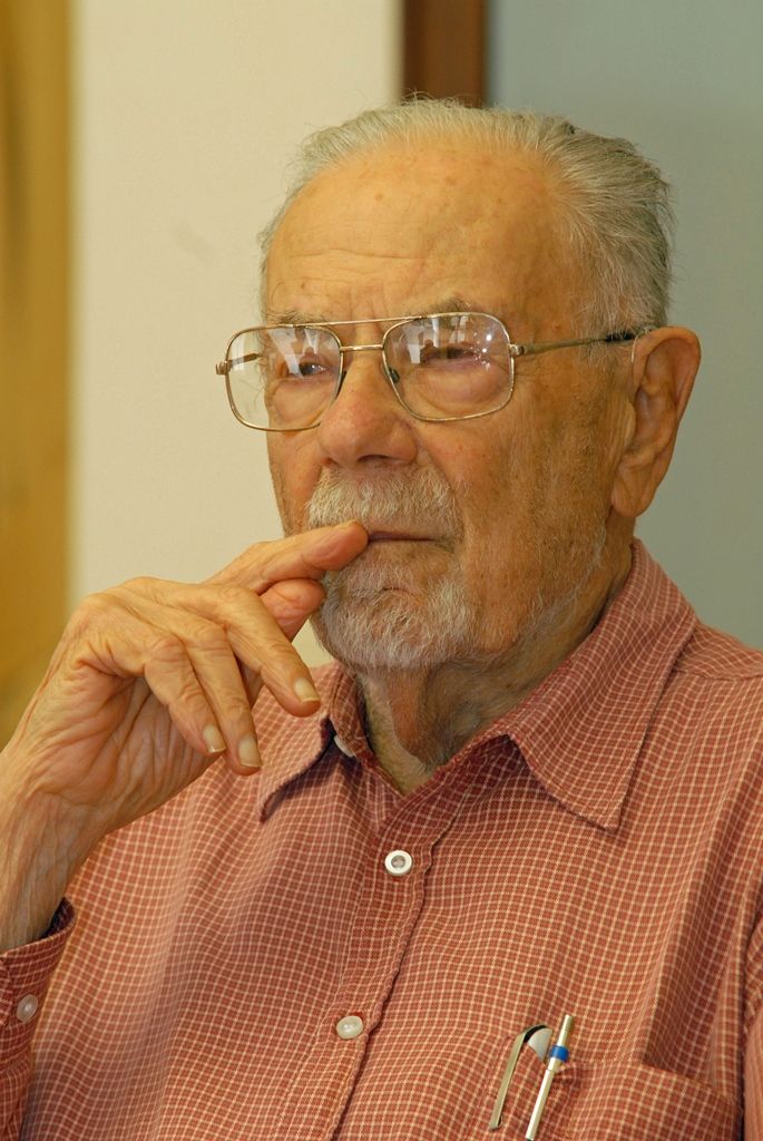 Vilém „Will“ Semler byl se svou manželkou přivítán primátorem Martinem Baxou a jeho náměstkyní Evou Herinkovou na plzeňské radnici. Velmi přátelské a bezprostřední setkání se uskutečnilo u příležitosti cesty manželů Semlerových do Plzně. Účelem návštěvy je prohlídka domu na Klatovské třídě 110, kde Will Semler s rodinou žil do svých patnácti let. Rekonstrukci objektu navrhl na základě koncepce Adolfa Loose jeho žák, architekt Heinrich Kulka. (foto: 7.7.2014)