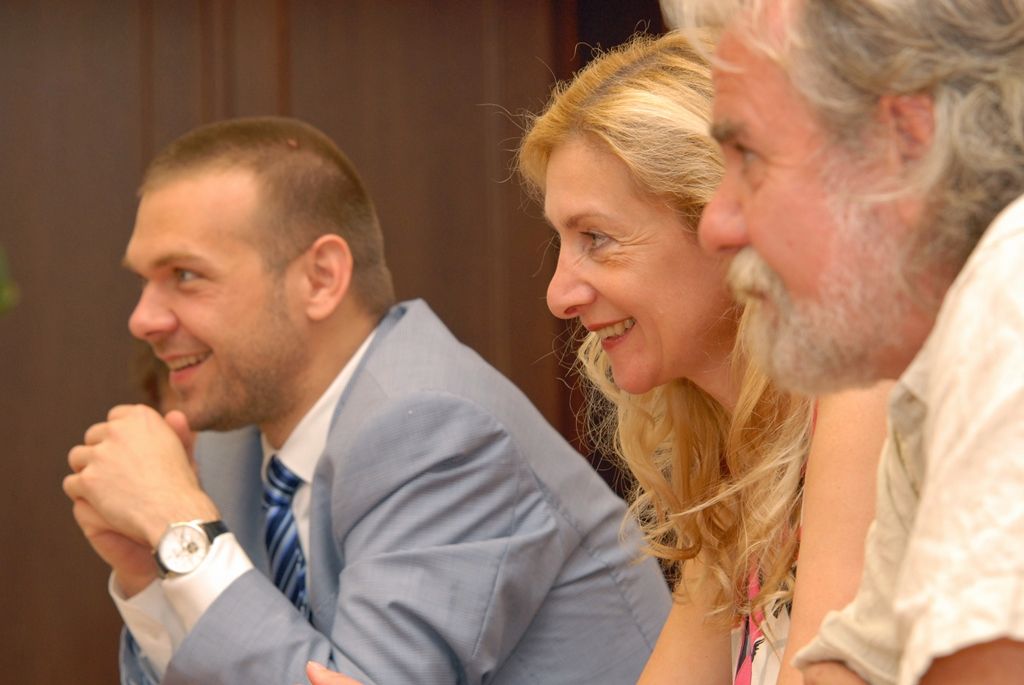 Vilém „Will“ Semler byl se svou manželkou přivítán primátorem Martinem Baxou a jeho náměstkyní Evou Herinkovou na plzeňské radnici. Velmi přátelské a bezprostřední setkání se uskutečnilo u příležitosti cesty manželů Semlerových do Plzně. Účelem návštěvy je prohlídka domu na Klatovské třídě 110, kde Will Semler s rodinou žil do svých patnácti let. Rekonstrukci objektu navrhl na základě koncepce Adolfa Loose jeho žák, architekt Heinrich Kulka. (foto: 7.7.2014)