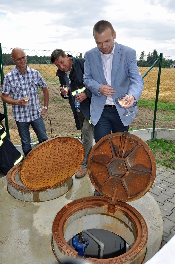 Dobrovolní hasiči poprvé vyzkoušeli provoz nového sto metrů hlubokého vrtu, který je významným nezávislým havarijním zdrojem vody Plzně. Vybudovalo jej město v těsné blízkosti rybníka Košinář a slouží nejen jako záložní zdroj užitkové vody, ale v letním období bude také zvyšovat hladinu bolevecké rybniční soustavy, především Košináře a Velkého rybníka. (foto: Z. Kubalová, 8.7.2014)