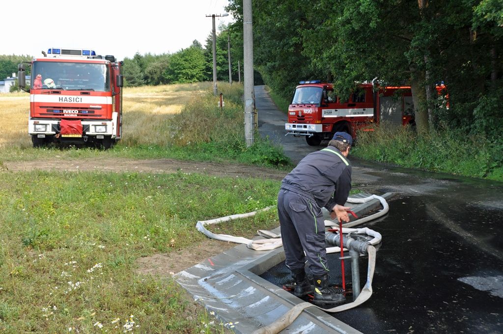 Dobrovolní hasiči poprvé vyzkoušeli provoz nového sto metrů hlubokého vrtu, který je významným nezávislým havarijním zdrojem vody Plzně. Vybudovalo jej město v těsné blízkosti rybníka Košinář a slouží nejen jako záložní zdroj užitkové vody, ale v letním období bude také zvyšovat hladinu bolevecké rybniční soustavy, především Košináře a Velkého rybníka. (foto: Z. Kubalová, 8.7.2014)