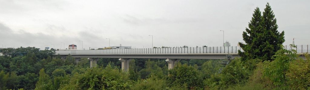 Celá 2,1 kilometru dlouhá první etapa obchvatu, jejíž výstavba začala v září roku 2012 a spojí průmyslovou, obchodní a vysokoškolskou zónu Borská pole se silnicí směrem na Cheb v Křimicích, bude otevřena 9. září. V budoucnu na ni naváže druhá část o délce 3,3 kilometru. Propojit má Chebskou ulici se Severním předměstím. (foto: 5.8.2014)