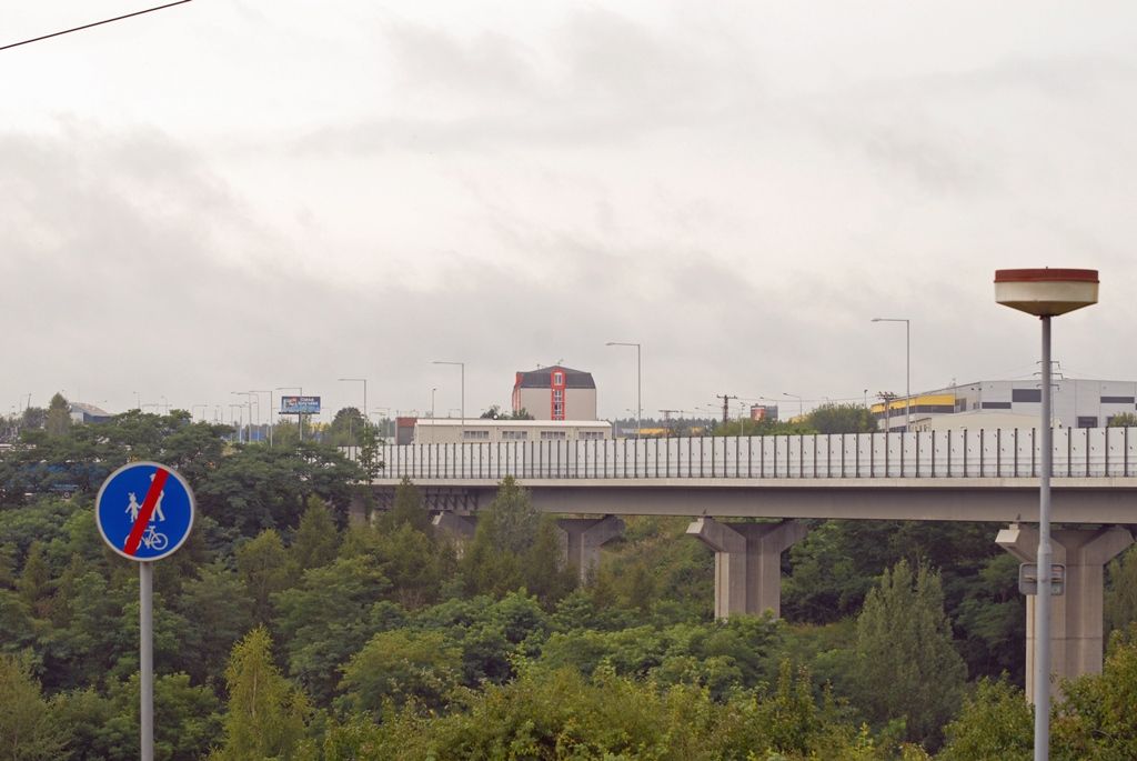 Celá 2,1 kilometru dlouhá první etapa obchvatu, jejíž výstavba začala v září roku 2012 a spojí průmyslovou, obchodní a vysokoškolskou zónu Borská pole se silnicí směrem na Cheb v Křimicích, bude otevřena 9. září. V budoucnu na ni naváže druhá část o délce 3,3 kilometru. Propojit má Chebskou ulici se Severním předměstím. (foto: 5.8.2014)