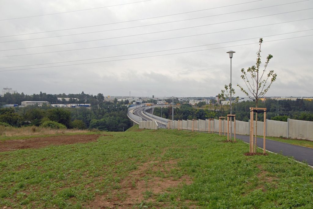 Celá 2,1 kilometru dlouhá první etapa obchvatu, jejíž výstavba začala v září roku 2012 a spojí průmyslovou, obchodní a vysokoškolskou zónu Borská pole se silnicí směrem na Cheb v Křimicích, bude otevřena 9. září. V budoucnu na ni naváže druhá část o délce 3,3 kilometru. Propojit má Chebskou ulici se Severním předměstím. (foto: 5.8.2014)
