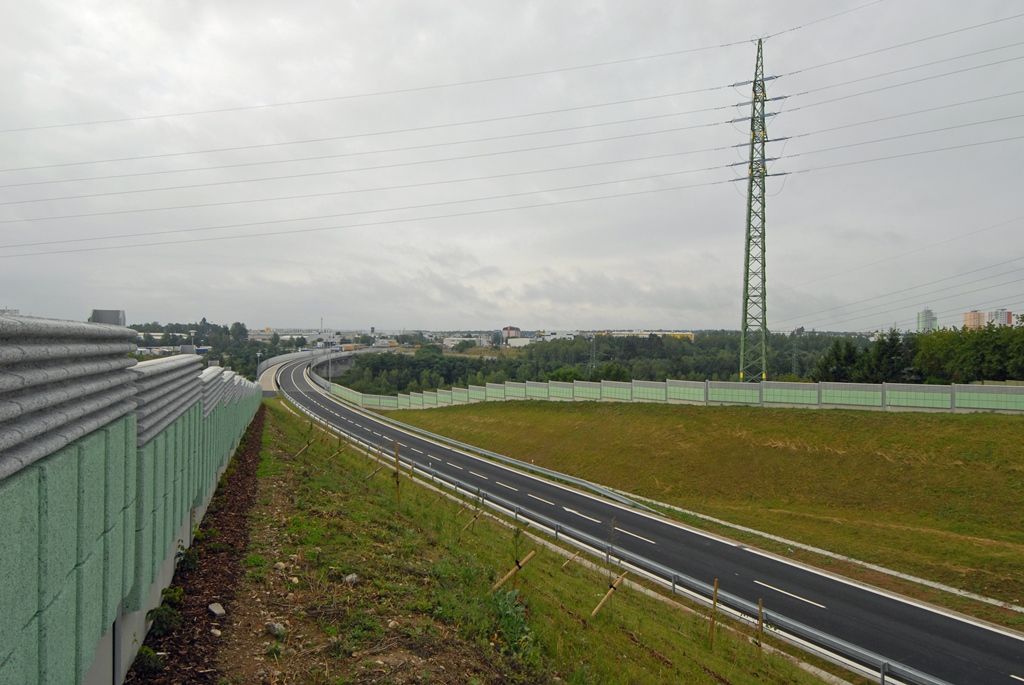 Celá 2,1 kilometru dlouhá první etapa obchvatu, jejíž výstavba začala v září roku 2012 a spojí průmyslovou, obchodní a vysokoškolskou zónu Borská pole se silnicí směrem na Cheb v Křimicích, bude otevřena 9. září. V budoucnu na ni naváže druhá část o délce 3,3 kilometru. Propojit má Chebskou ulici se Severním předměstím. (foto: 5.8.2014)