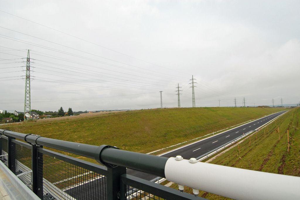 Celá 2,1 kilometru dlouhá první etapa obchvatu, jejíž výstavba začala v září roku 2012 a spojí průmyslovou, obchodní a vysokoškolskou zónu Borská pole se silnicí směrem na Cheb v Křimicích, bude otevřena 9. září. V budoucnu na ni naváže druhá část o délce 3,3 kilometru. Propojit má Chebskou ulici se Severním předměstím. (foto: 5.8.2014)