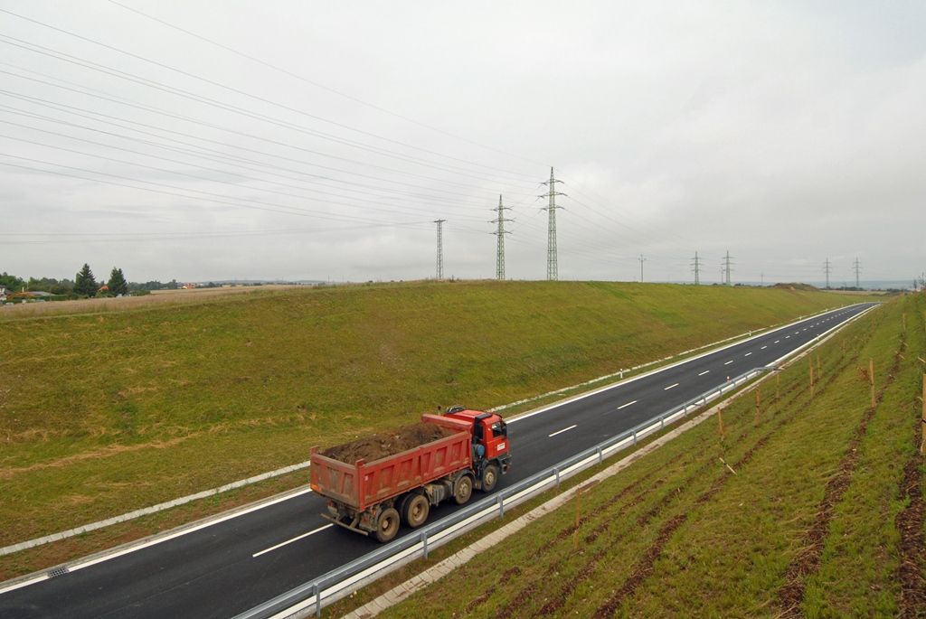 Celá 2,1 kilometru dlouhá první etapa obchvatu, jejíž výstavba začala v září roku 2012 a spojí průmyslovou, obchodní a vysokoškolskou zónu Borská pole se silnicí směrem na Cheb v Křimicích, bude otevřena 9. září. V budoucnu na ni naváže druhá část o délce 3,3 kilometru. Propojit má Chebskou ulici se Severním předměstím. (foto: 5.8.2014)