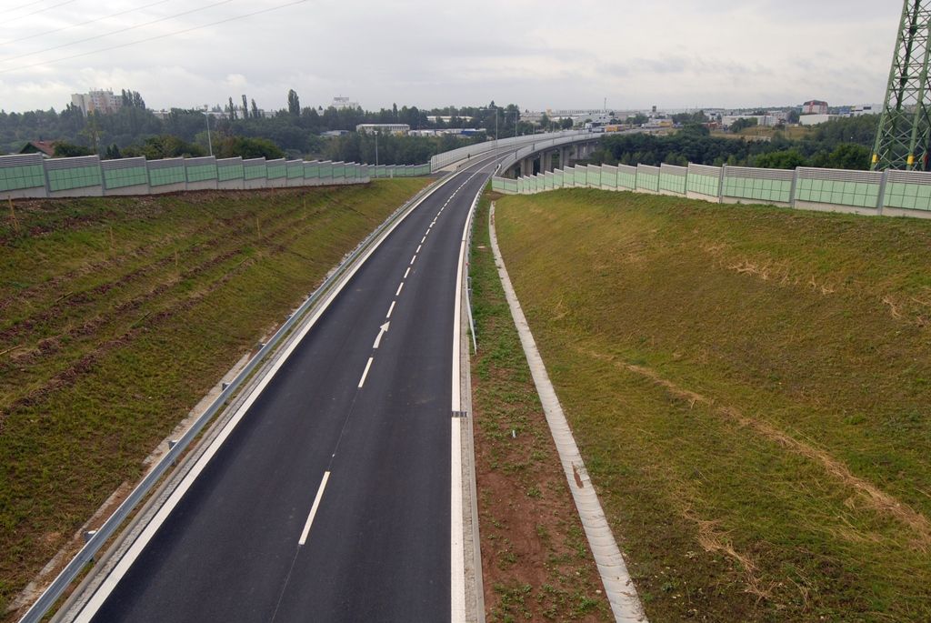 Celá 2,1 kilometru dlouhá první etapa obchvatu, jejíž výstavba začala v září roku 2012 a spojí průmyslovou, obchodní a vysokoškolskou zónu Borská pole se silnicí směrem na Cheb v Křimicích, bude otevřena 9. září. V budoucnu na ni naváže druhá část o délce 3,3 kilometru. Propojit má Chebskou ulici se Severním předměstím. (foto: 5.8.2014)