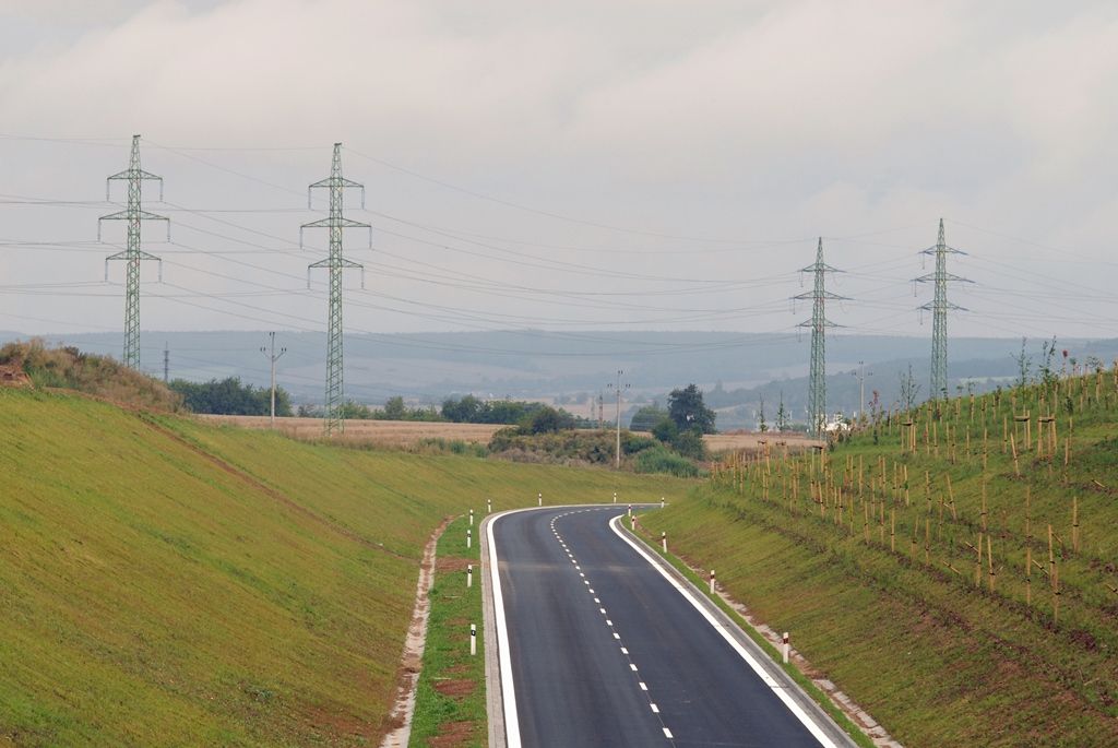 Celá 2,1 kilometru dlouhá první etapa obchvatu, jejíž výstavba začala v září roku 2012 a spojí průmyslovou, obchodní a vysokoškolskou zónu Borská pole se silnicí směrem na Cheb v Křimicích, bude otevřena 9. září. V budoucnu na ni naváže druhá část o délce 3,3 kilometru. Propojit má Chebskou ulici se Severním předměstím. (foto: 5.8.2014)