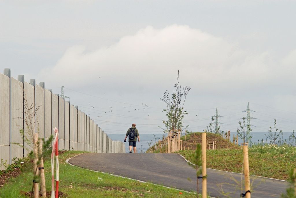 Celá 2,1 kilometru dlouhá první etapa obchvatu, jejíž výstavba začala v září roku 2012 a spojí průmyslovou, obchodní a vysokoškolskou zónu Borská pole se silnicí směrem na Cheb v Křimicích, bude otevřena 9. září. V budoucnu na ni naváže druhá část o délce 3,3 kilometru. Propojit má Chebskou ulici se Severním předměstím. (foto: 5.8.2014)