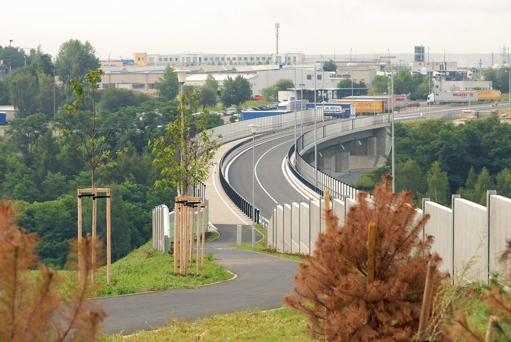 Celá 2,1 kilometru dlouhá první etapa obchvatu, jejíž výstavba začala v září roku 2012 a spojí průmyslovou, obchodní a vysokoškolskou zónu Borská pole se silnicí směrem na Cheb v Křimicích, bude otevřena 9. září. V budoucnu na ni naváže druhá část o délce 3,3 kilometru. Propojit má Chebskou ulici se Severním předměstím. (foto: 5.8.2014)