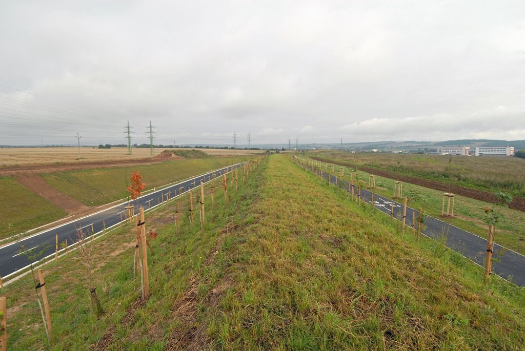Celá 2,1 kilometru dlouhá první etapa obchvatu, jejíž výstavba začala v září roku 2012 a spojí průmyslovou, obchodní a vysokoškolskou zónu Borská pole se silnicí směrem na Cheb v Křimicích, bude otevřena 9. září. V budoucnu na ni naváže druhá část o délce 3,3 kilometru. Propojit má Chebskou ulici se Severním předměstím. (foto: 5.8.2014)