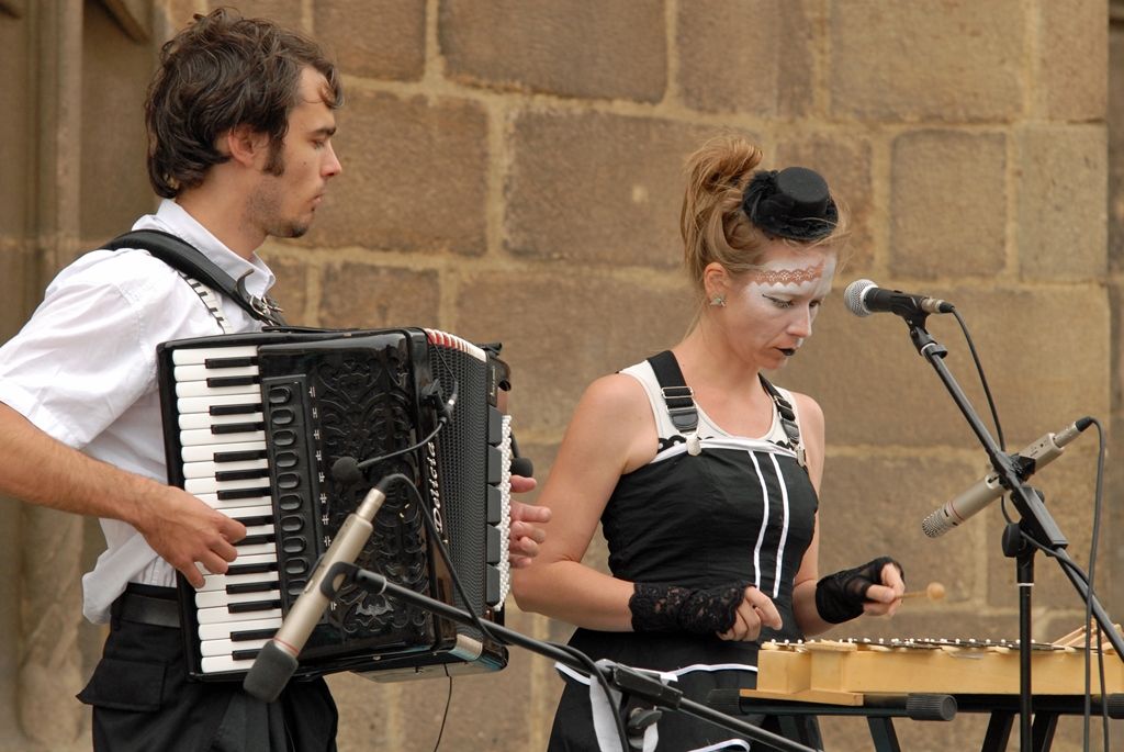Včera odpoledne se naplno rozjel program multižánrového festivalu Živá ulice. Sedmidenní maraton na sedmi pódiích v centru města oficiálně zahájila náměstkyně primátora Eva Herinková společně s ředitelem společnosti Plzeň 2015 Jiřím Suchánkem a ředitelem Živé ulice Jakubem Vedralem. V programu zaujal známý V.O.S.A. Theater s představením osmi performerů, dvou hudebníků a železné válcové konstrukce. (foto: 11.8.2014)