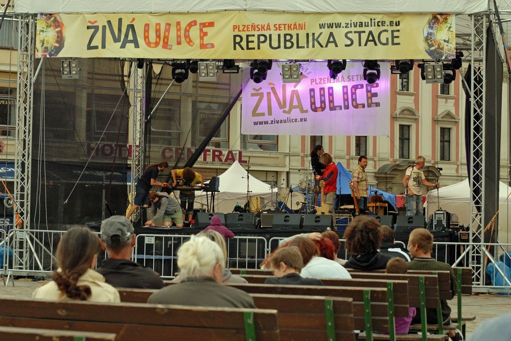 Včera odpoledne se naplno rozjel program multižánrového festivalu Živá ulice. Sedmidenní maraton na sedmi pódiích v centru města oficiálně zahájila náměstkyně primátora Eva Herinková společně s ředitelem společnosti Plzeň 2015 Jiřím Suchánkem a ředitelem Živé ulice Jakubem Vedralem. V programu zaujal známý V.O.S.A. Theater s představením osmi performerů, dvou hudebníků a železné válcové konstrukce. (foto: 11.8.2014)