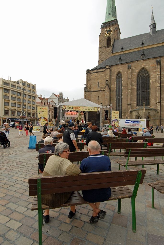 Včera odpoledne se naplno rozjel program multižánrového festivalu Živá ulice. Sedmidenní maraton na sedmi pódiích v centru města oficiálně zahájila náměstkyně primátora Eva Herinková společně s ředitelem společnosti Plzeň 2015 Jiřím Suchánkem a ředitelem Živé ulice Jakubem Vedralem. V programu zaujal známý V.O.S.A. Theater s představením osmi performerů, dvou hudebníků a železné válcové konstrukce. (foto: 11.8.2014)