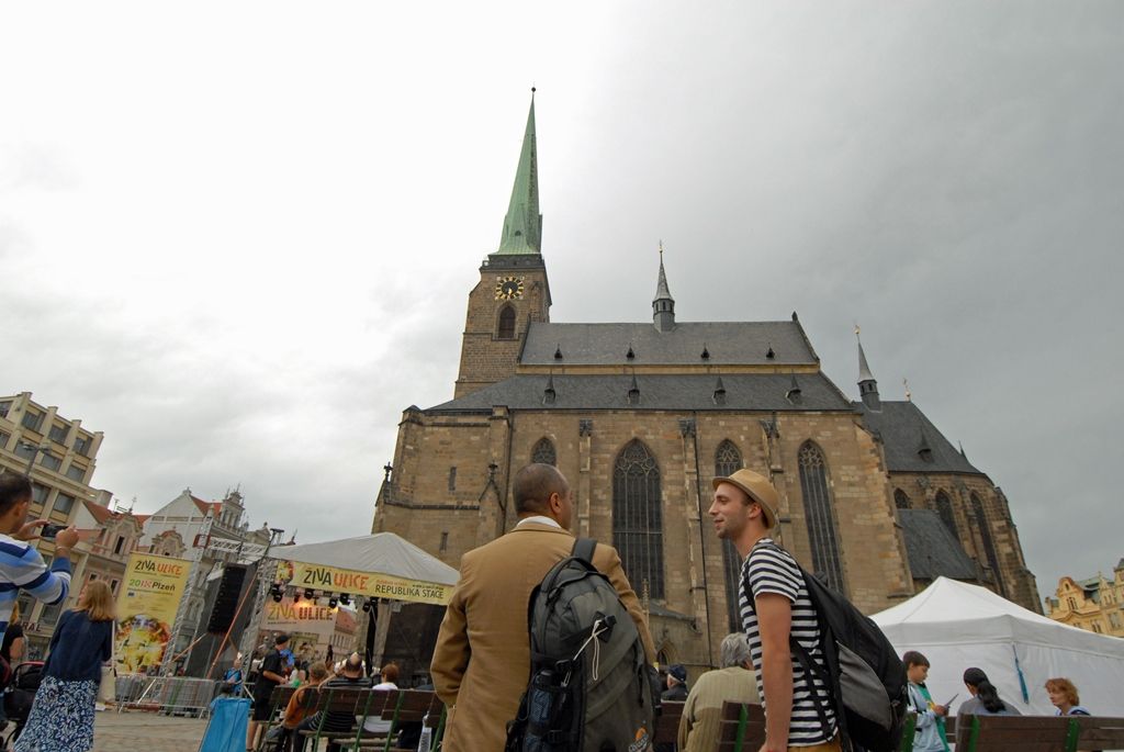 Včera odpoledne se naplno rozjel program multižánrového festivalu Živá ulice. Sedmidenní maraton na sedmi pódiích v centru města oficiálně zahájila náměstkyně primátora Eva Herinková společně s ředitelem společnosti Plzeň 2015 Jiřím Suchánkem a ředitelem Živé ulice Jakubem Vedralem. V programu zaujal známý V.O.S.A. Theater s představením osmi performerů, dvou hudebníků a železné válcové konstrukce. (foto: 11.8.2014)