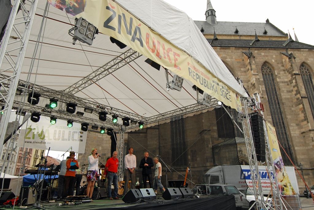 Včera odpoledne se naplno rozjel program multižánrového festivalu Živá ulice. Sedmidenní maraton na sedmi pódiích v centru města oficiálně zahájila náměstkyně primátora Eva Herinková společně s ředitelem společnosti Plzeň 2015 Jiřím Suchánkem a ředitelem Živé ulice Jakubem Vedralem. V programu zaujal známý V.O.S.A. Theater s představením osmi performerů, dvou hudebníků a železné válcové konstrukce. (foto: 11.8.2014)