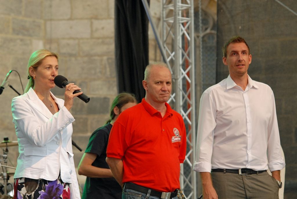 Včera odpoledne se naplno rozjel program multižánrového festivalu Živá ulice. Sedmidenní maraton na sedmi pódiích v centru města oficiálně zahájila náměstkyně primátora Eva Herinková společně s ředitelem společnosti Plzeň 2015 Jiřím Suchánkem a ředitelem Živé ulice Jakubem Vedralem. V programu zaujal známý V.O.S.A. Theater s představením osmi performerů, dvou hudebníků a železné válcové konstrukce. (foto: 11.8.2014)